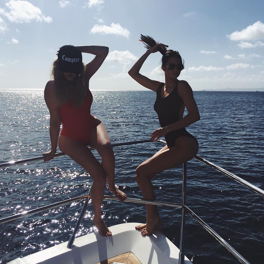 Khloe Kardashian and Kendall Jenner sexy pics (4)